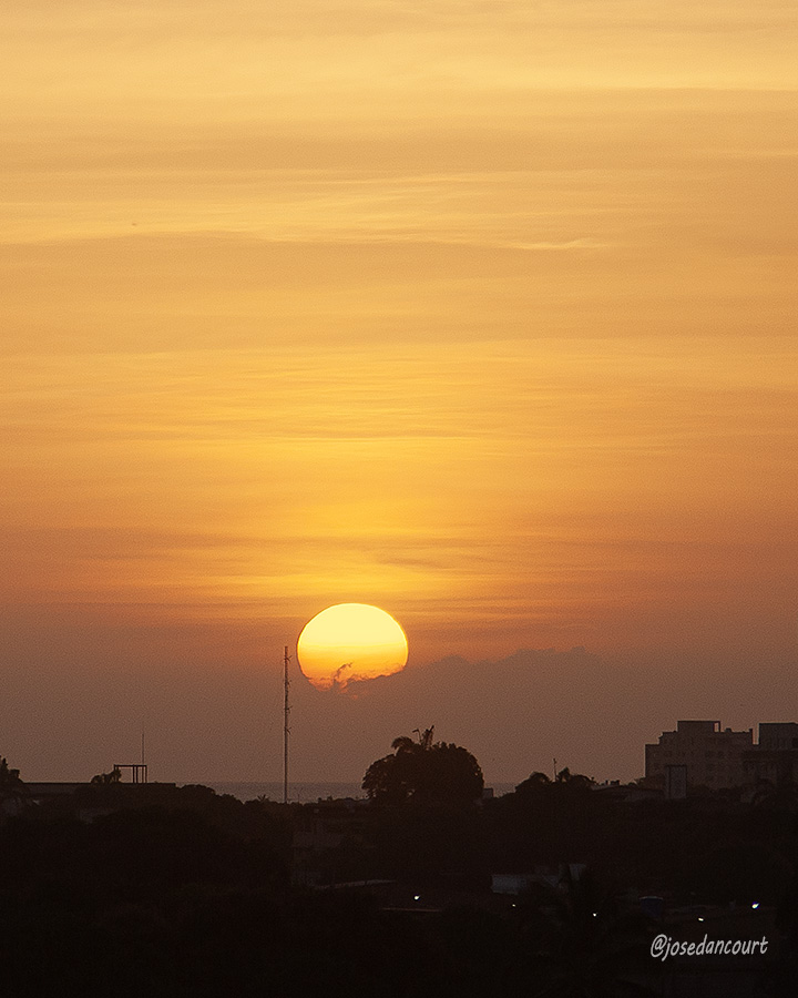 josedancourt's tweet image. Desde mi ventana, espero pacientemente, la salida del sol de este domingo, sobre nubes y brumas del horizonte.

#Sunrise #Sun #Color #Cumana #relax  

#CursoFotografiaTwitter
Gratuito
Autoestudio
Acceso en post fijado en mi perfil X