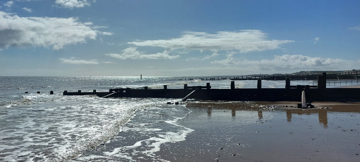 ENGLISHFUTURES's tweet image. A week of azure skies and glittering seas for #Hornsea comes to an end. #Yorkshire #EastazRiding #England @BBCLookNorth  @BBCWthrWatchers @bbcweather