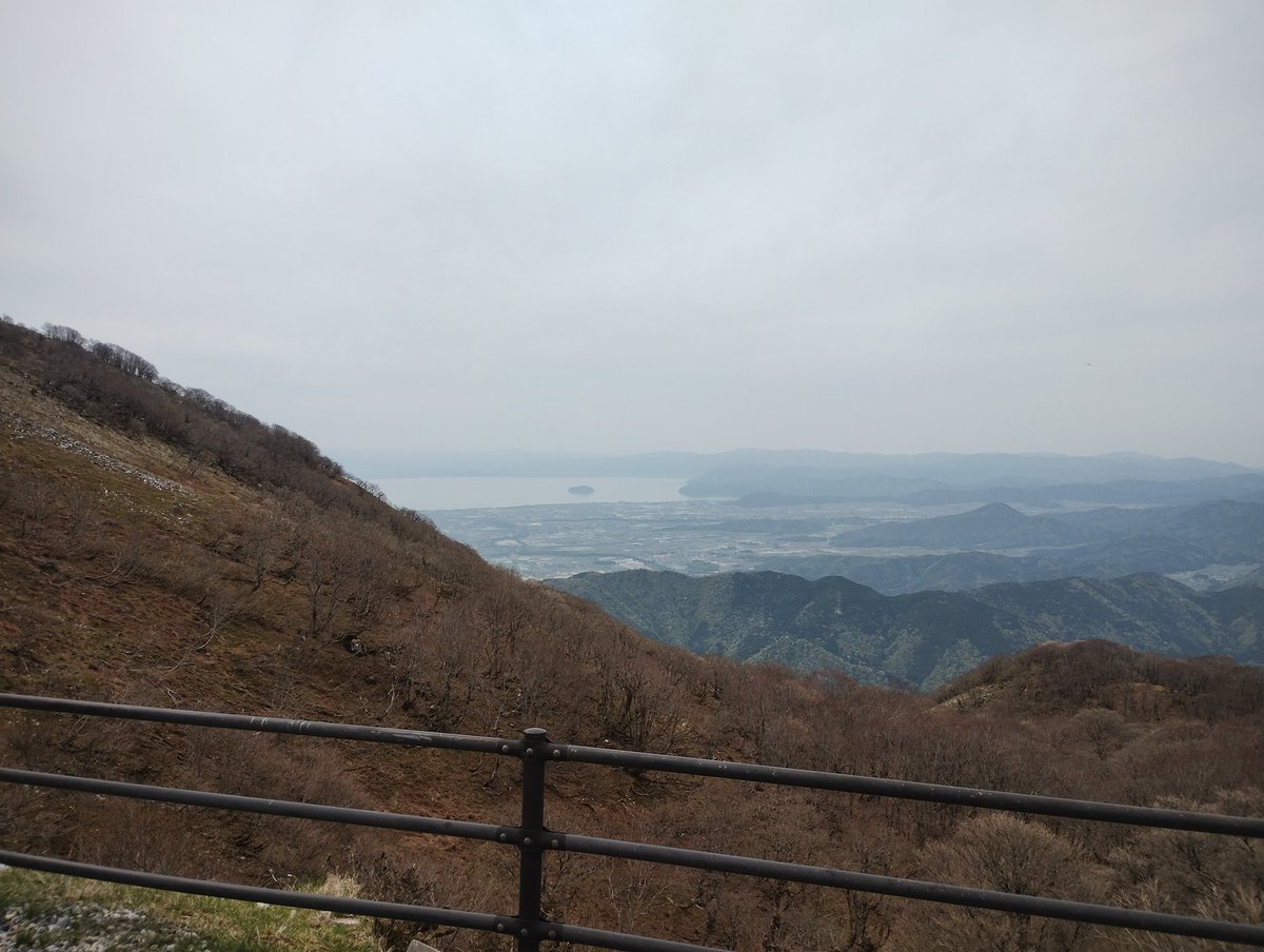 今日は主宰するツーリングチームの定例ツーリング

今年初開催で伊吹山ドライブウェイに行ってきました！

昨日から営業再開したとの事で入り口は物凄い行列！

VFRのキャブセットを濃い目にしたのが悪さして行列に並んでいる時点で被ってしまい、全然走れずチームの皆には迷惑かけちゃいました😋
