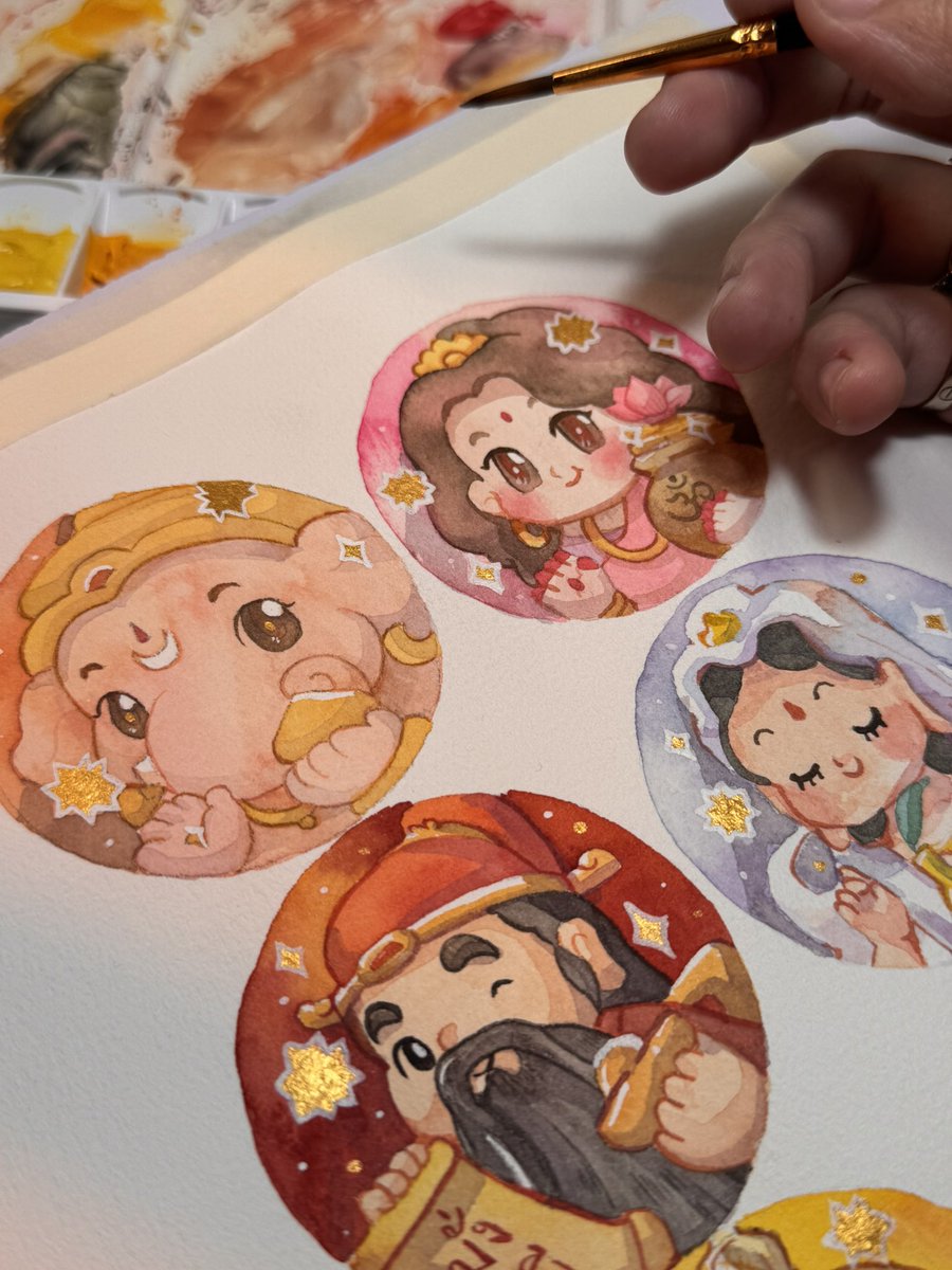 peachmuujai's tweet photo. ซีรี่ย์นี้เกิดจากอยากจะวาดท่านๆที่ให้ความรุ่มรวย +พรพิเศษเฉพาะแต่ละท่าน~
ใส่ความทองวิ้งๆฉ่ำวาว ละสีคือเป็นน่ารักน้าา

จะเป็น goods แบบใด เจอกันที่งาน if expo 13-14 มิย เด้อสู https://t.co/X3gwvC5K8m
