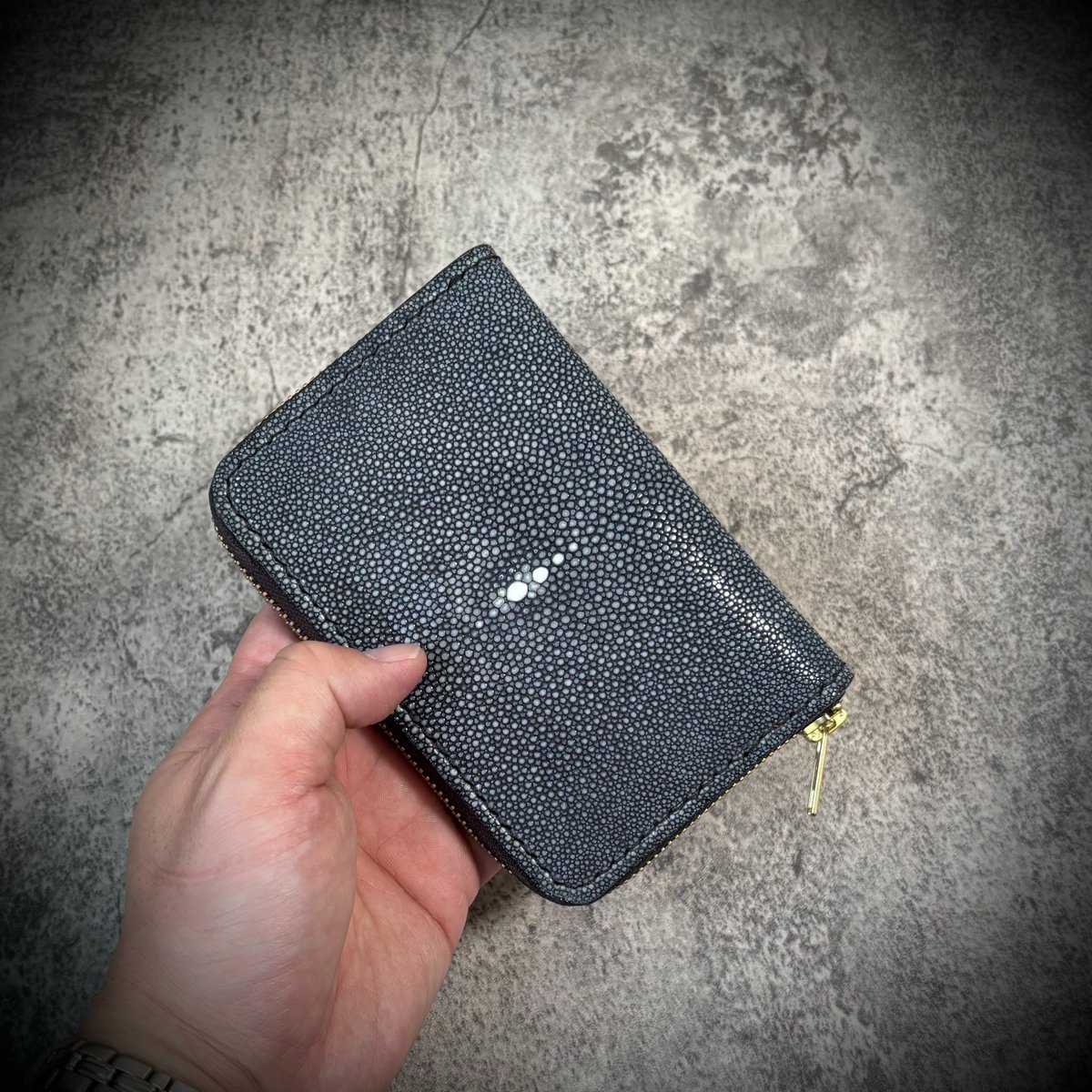 VallgoJp's tweet photo. 新商品⚜️

総手縫いスティングレイラウンジフ��スナーミドルウォレット✨

ぜひ見に来てください😊✨

⭐︎公式ストア⭐︎
https://t.co/MgDtBhqg1J

⭐︎Creema⭐︎ 
https://t.co/sYcDiEvAbp…

⭐︎ミンネ⭐︎ 
https://t.co/Oak19Q3xAj

#ガルーシャ　#スティングレイ #財布 https://t.co/78SFMwYQWs