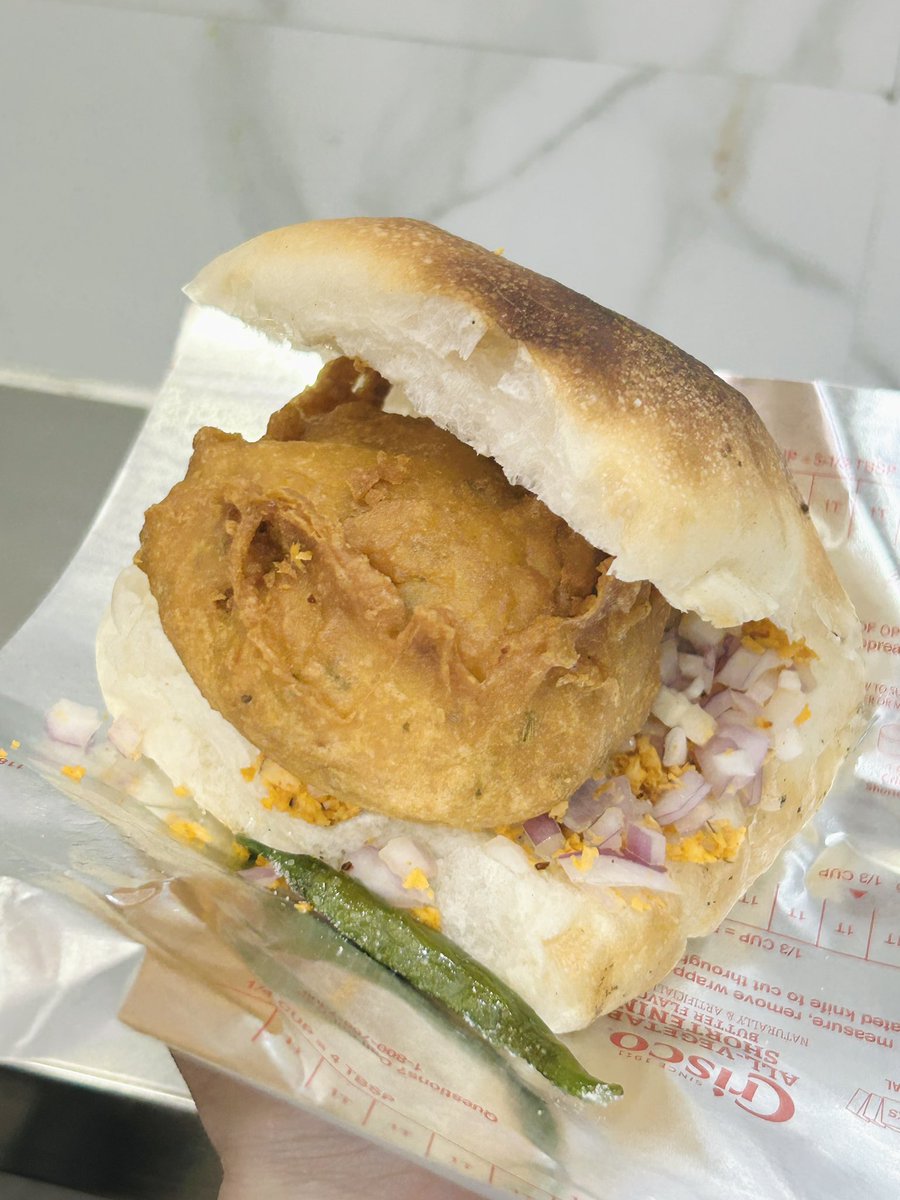 takiyori0608's tweet image. ムンバイ名物のVada Pavおいしすぎて一気にハマってしまった🥰🇮🇳 ！
私はじゃがいも使ったインド料理全般好きなのでVada Pavも簡単に好きになりまして🙌笑、今日2つ食べました😂ストリートフード最高
#mumbai