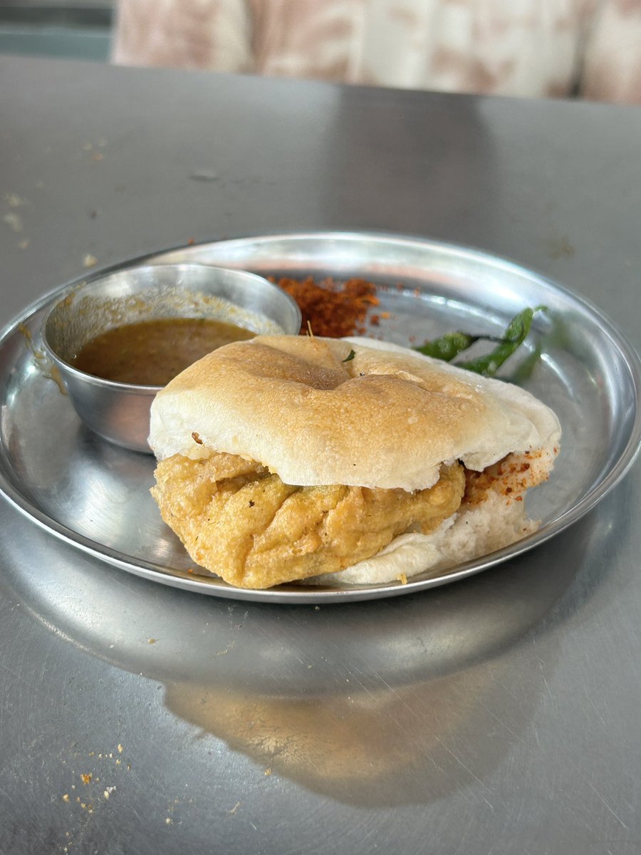 takiyori0608's tweet image. ムンバイ名物のVada Pavおいしすぎて一気にハマってしまった🥰🇮🇳 ！
私はじゃがいも使ったインド料理全般好きなのでVada Pavも簡単に好きになりまして🙌笑、今日2つ食べました😂ストリートフード最高
#mumbai