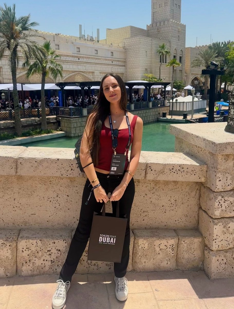 cryptopizzagirl's tweet photo. GM happy Sunday ☀️

TB to Token 2049 last year 🌴 https://t.co/MOsm3XtnJ8