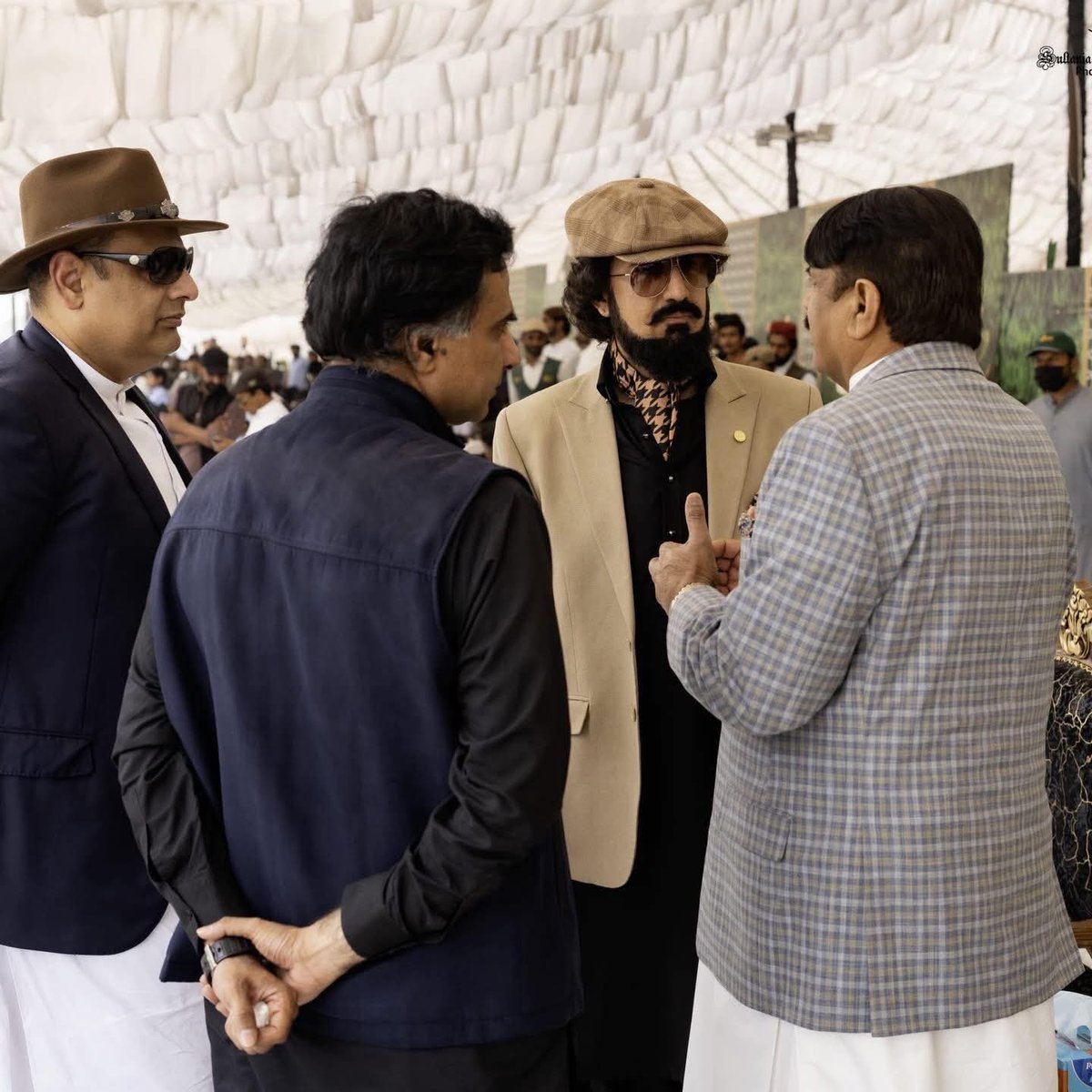 "چو برقِ جہندہ، چو بادِ دوان"
(وہ چمکتی ہوئی بجلی اور دوڑتی ہوئی ہوا کی طرح ہیں)
#SultanVicePresidentITPF
#SultanRisesAgain
#GreenFlagRisesAtITPF