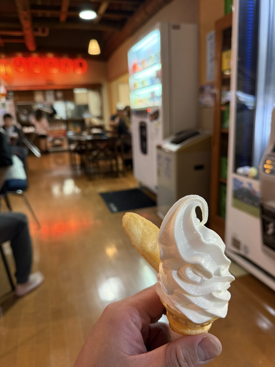 ReqinaGP7's tweet photo. ミーティングお疲れ様でした！
あらゆる人と話して食べて非常に楽しい一日でした！ヽ(*´∀｀*)ノ

その後二次会のジェラートとも最高に美味かった🤤

解散後とりあえず近かった道の駅よかわの日本酒風呂に入ってますが顔が真っ赤っか！

焼けたなぁ😅
あと2本目の義務🍦日本酒ソフト

 #神戸MT2026春 https://t.co/93B7LDGehc