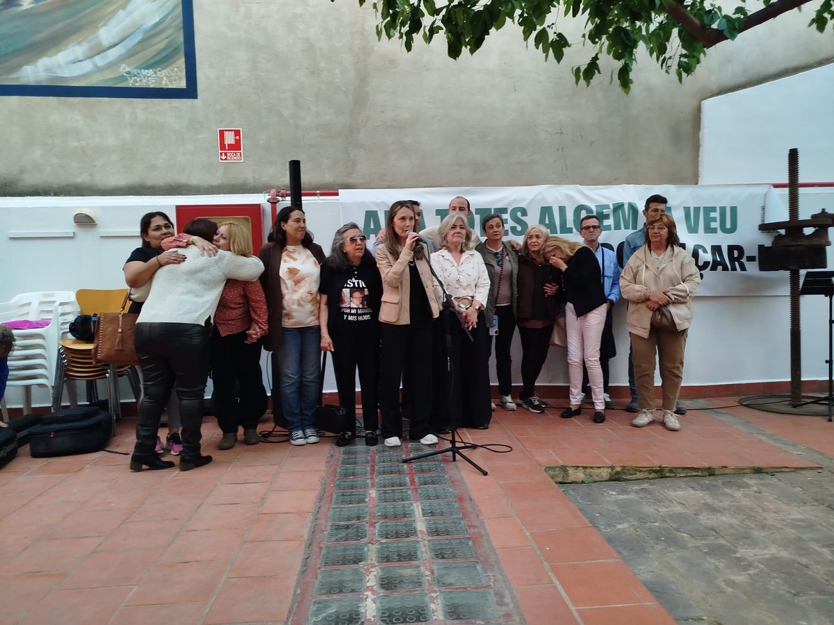 AcordSocialVLC's tweet image. Ayer arropamos a familiares de víctimas mortales #DANA en un precioso acto,hoy hemos plantado una olivera en Chiva y ahora hacemos 1 asamblea para organizarnos, pq no vamos a parar hasta que se depuren responsabilidades, por ponernos en riesgo y arrebatar parte de nuestras vidas