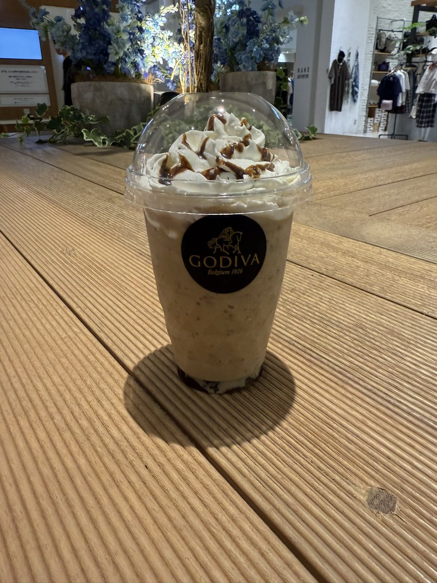 今日はイオン　モゾ店に行って旅行の見積もりをしてきた
スタバでメロン買おうと思ったけど激混みで諦めた
代わりにゴディバでコーヒーゼリーの飲み物を買った