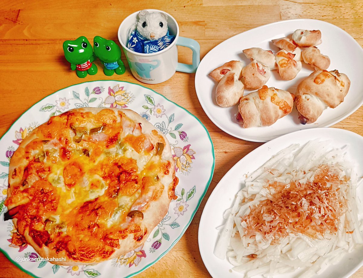 kaeruchan1977's tweet image. 2026/4/19　夜

ハラペーニョとベーコンのピザ
ベーコン・エピ
シャウエッセン・ロール
大根サラダ

今日の生地も上手にできた💚

#おうちごはん
#homecooking
#baking