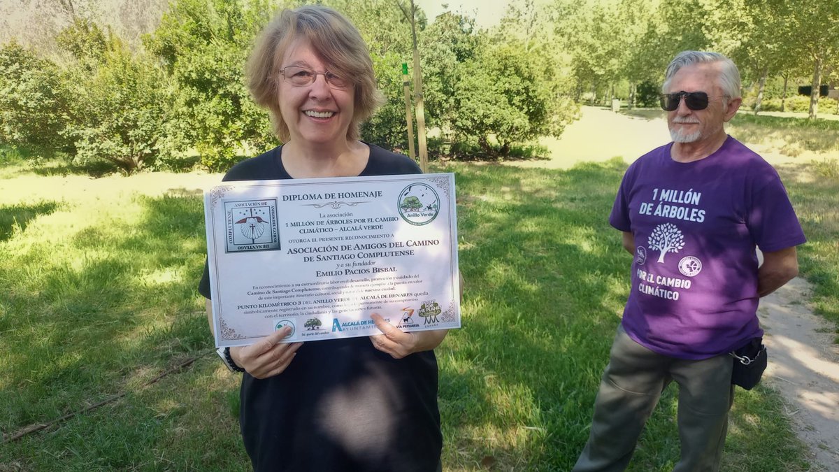 CaminoComp90636's tweet photo. Ayer  asistimos  a un acto de homenaje para Emilio Pacios. El Km 3 del anillo verde de Alcalá de Henares está dedicado a él y a la Asociación de Amigos del Camino de Santiago Complutense. Gracias a la asociación un millón de árboles para el cambio climático por esta iniciativa. https://t.co/uIsJhQR8OV
