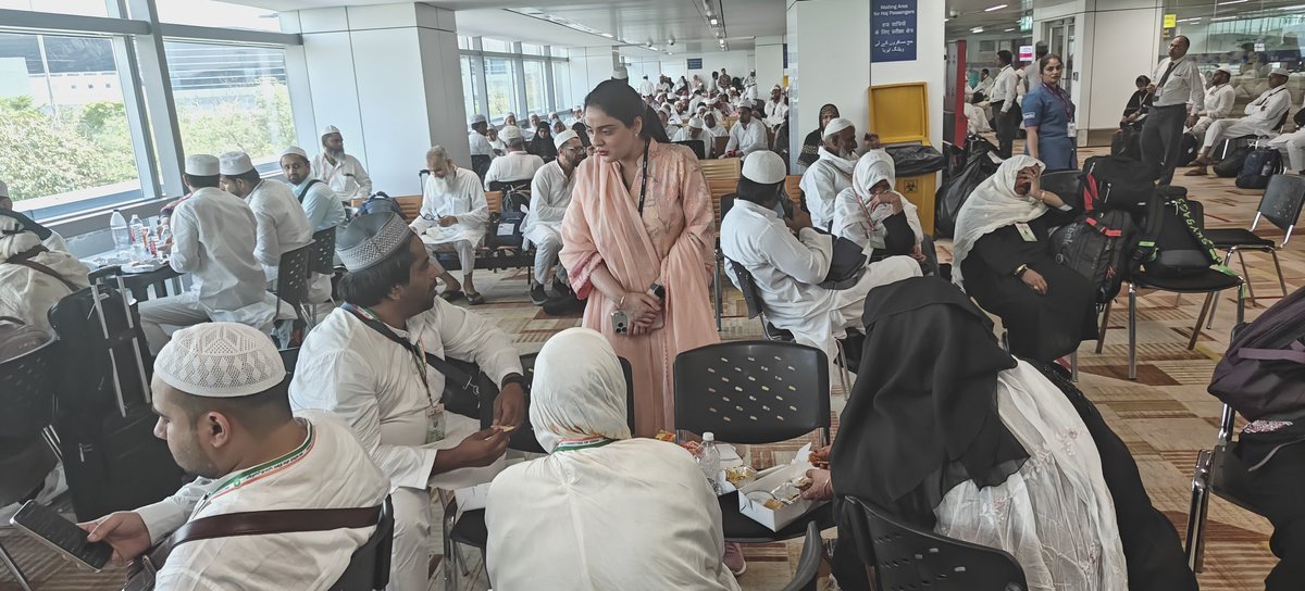 आज इंदिरा गांधी अंतरराष्ट्रीय हवाई अड्डा (T3) पर हज पर रवाना हो रहे हाजियों से दिल्ली स्टेट हज कमेटी की चेयरपर्सन <a href="/Kausarjahan213/">Kausar Jahan</a> जी ने मुलाकात की और उनके लिए किए गए इंतज़ामों का जायजा लिया।  #Haj2026

<a href="/narendramodi/">Narendra Modi</a> <a href="/KirenRijiju/">Kiren Rijiju</a> <a href="/MOMAIndia/">Ministry of Minority Affairs</a> <a href="/haj_committee/">Haj Committee of India</a>