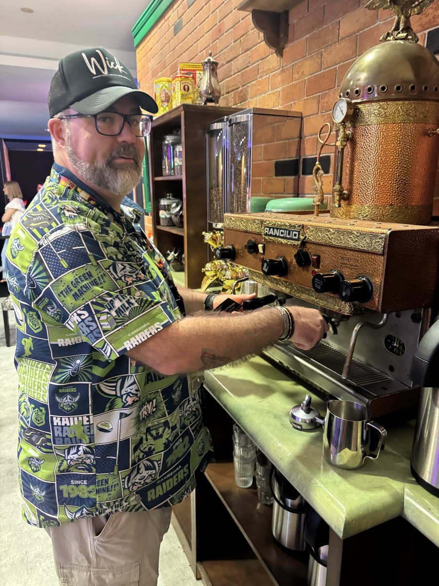 NoShins81's tweet photo. The one where TMac became a Barista
Spent the afternoon walking around the #FriendsExperiance in the city
Heaps of fun
Probably not as good as Gunther, but heaps better than Rachel 😂😂
#Friends #CentralPerk
I probably drink a shit load more coffee as well 🤎 https://t.co/NSom9R3m77