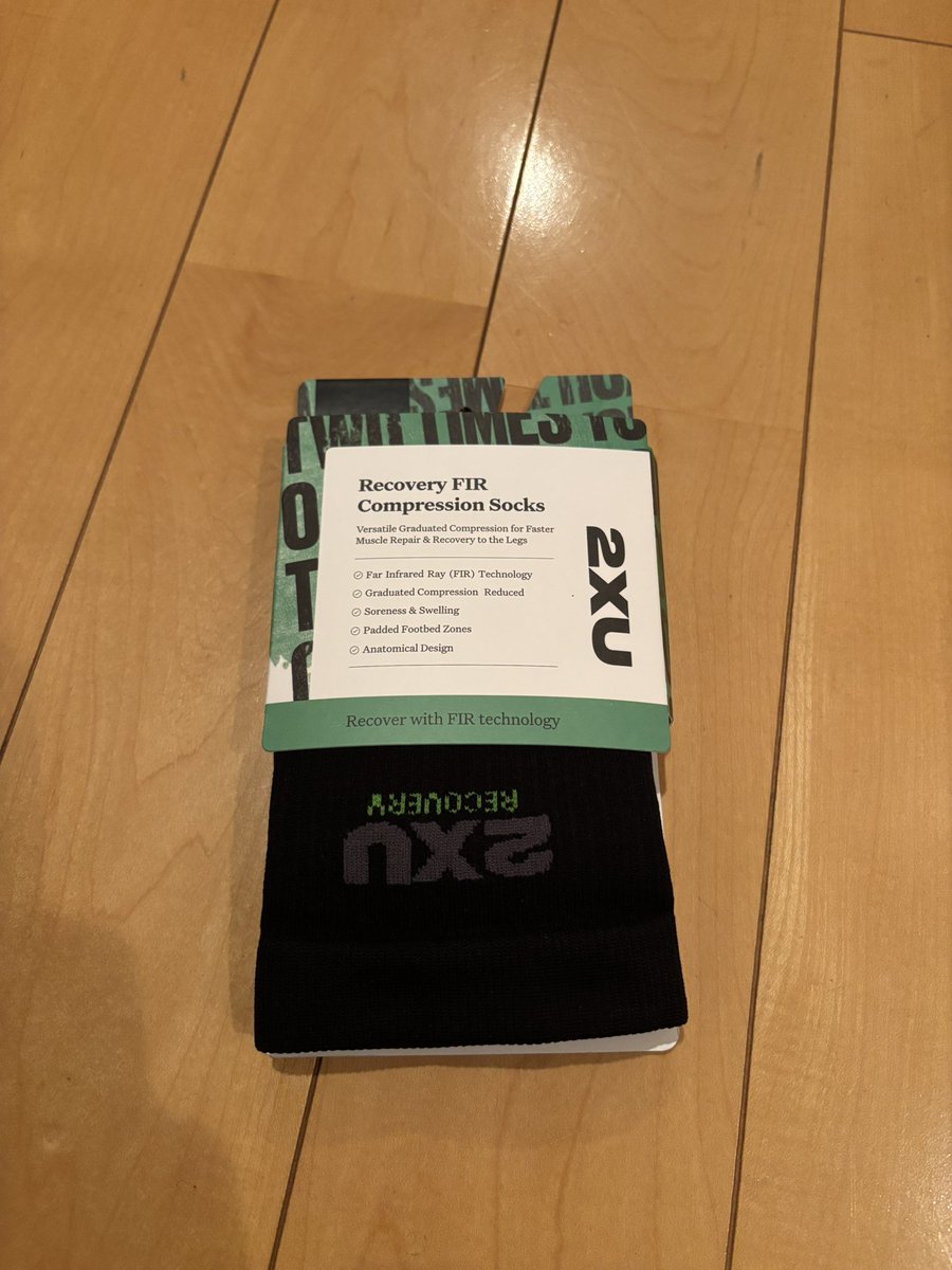 UjntMJtsu385082's tweet image. Runtripで買ったリカバリーソックス。

問い合わせも丁寧で助かった🙏✨
入荷待って、見つけて即ポチ☝️

ボロボロの脚に履いてみる。
締め付け、ちょうどいい…👼✨

寝る前まで履いてみて、
どうなるか☺️

#Runtrip
#2XU