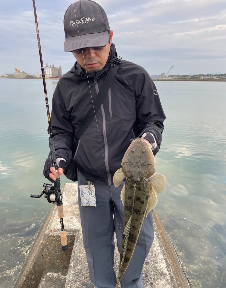 namatamanama's tweet image. 7連勤納めて年無し釣ったフォロワ君にもらったワームで釣りをするコチ率高いおじさん 🐟🐟🐟 
 
#黒鯛通信 
#blackporgy 
#flathead 
#tulalajp 
#dranckrazy 
#indie610