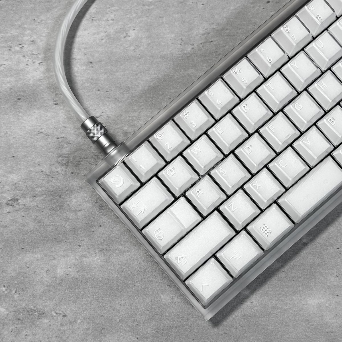 【美品】Rakka 60 atlas、TOFU60 2.0、UFOスイッチなど 半透明の美しさ。 Keyboard:RAKKA 60 ATLAS Case:Tofu60 Redux（Raw