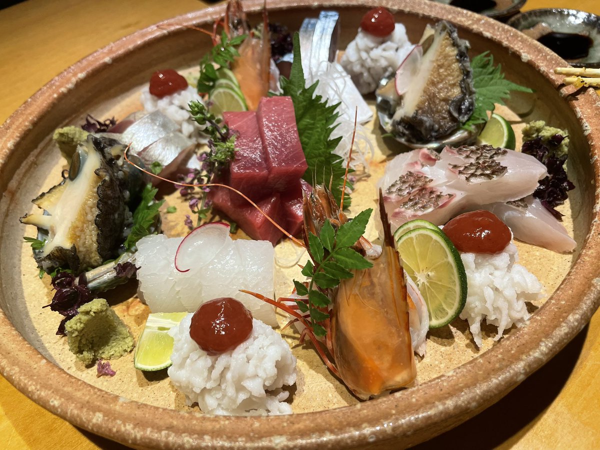 rumirur1's tweet photo. 今月の🍻
付き出しが豪華、焼き鯖寿司が美味しい
もずく、卵豆腐、マグロ山かけ、バイ貝
ローストビーフサラダ
からすみクリームチーズ

刺身盛り合わせ　
中トロ、鮑、鯛昆布締め、シマアジ、足赤海老、鯖、モンゴウイカ、ハモ湯びき https://t.co/Gt4SNqARvB
