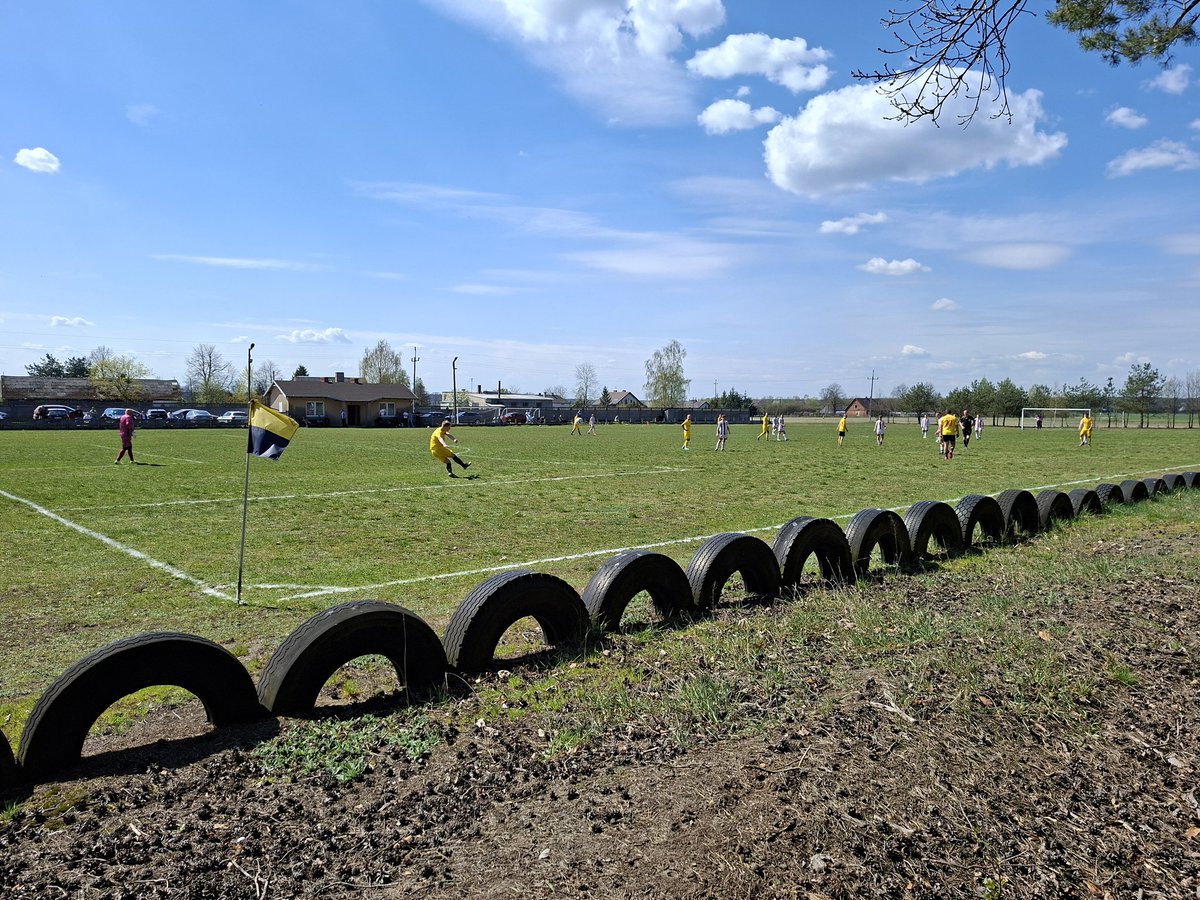 DebekTomek's tweet photo. Niedzielny relaks. Zjednoczeni Budziszewice - Relax Czerniewice, łódzka klasa B. Wspaniały patent na trybuny z opon i duża klasa arbitra, który na pochwały z trybun skromnie odpowiedział: "Eee, i tak [zaraz będzie] sędzia chuj" :P 
#meczing #groundhopping https://t.co/GQ0FAVAsgp