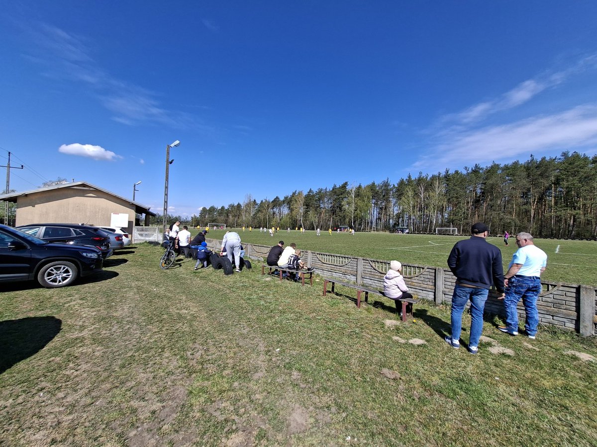DebekTomek's tweet photo. Niedzielny relaks. Zjednoczeni Budziszewice - Relax Czerniewice, łódzka klasa B. Wspaniały patent na trybuny z opon i duża klasa arbitra, który na pochwały z trybun skromnie odpowiedział: "Eee, i tak [zaraz będzie] sędzia chuj" :P 
#meczing #groundhopping https://t.co/GQ0FAVAsgp