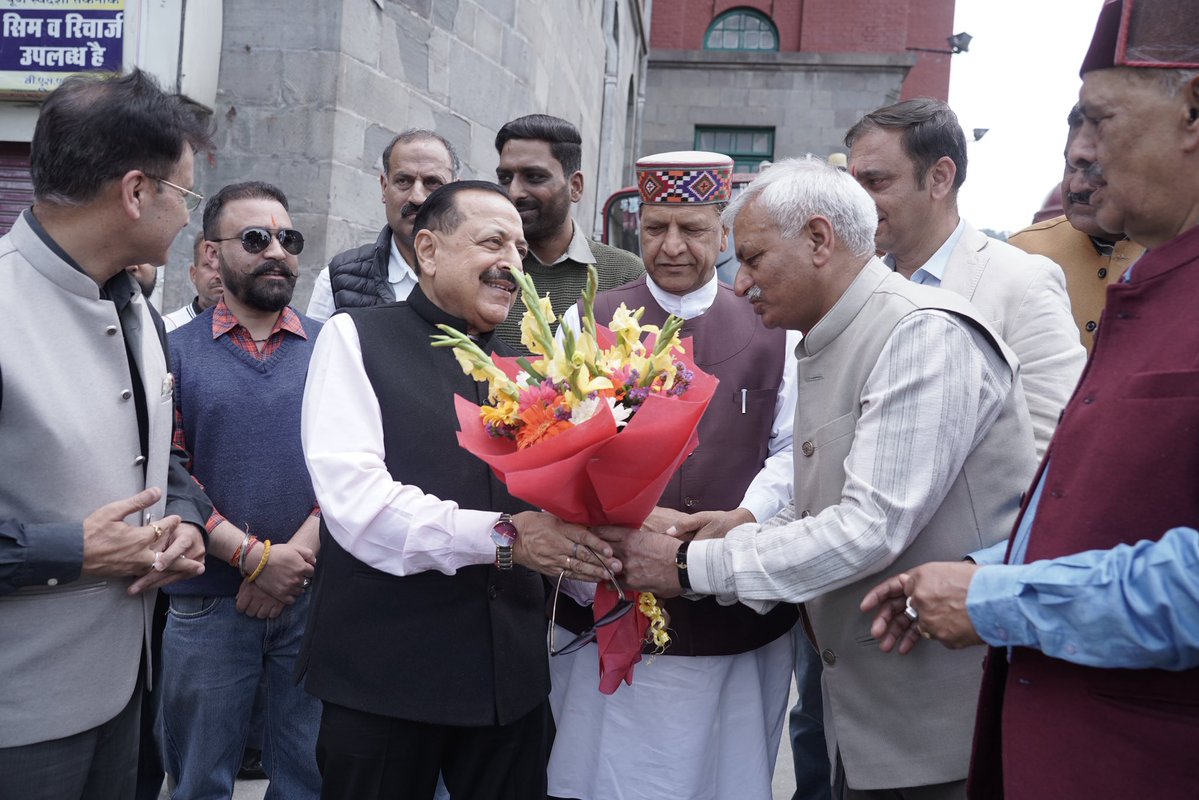 #Shimla आगमन पर नेता प्रतिपक्ष एवं पूर्व मुख्यमंत्री श्री <a href="/jairamthakurbjp/">Jairam Thakur</a> जी, भाजपा प्रदेश अध्यक्ष डॉ. राजीव बिंदल जी तथा सभी सम्मानित साथियों, पदाधिकारियों एवं कार्यकर्ताओं द्वारा किए गए आत्मीय स्वागत के लिए हार्दिक आभार।

आप का यह स्नेह, सम्मान और अपनापन वास्तव में प्रेरणादायक