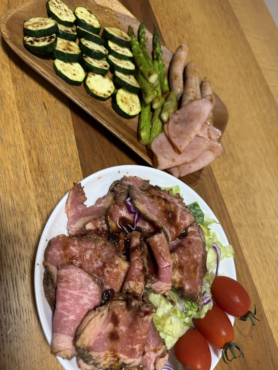 rDUyUqSvw210416's tweet image. 日曜日始めます〜🍺
焼き野菜の盛り合わせとローストビーフサラダ〜🥗
頑張って作ったよ〜💪
#X晩酌部 #ビール　#おうちごはん