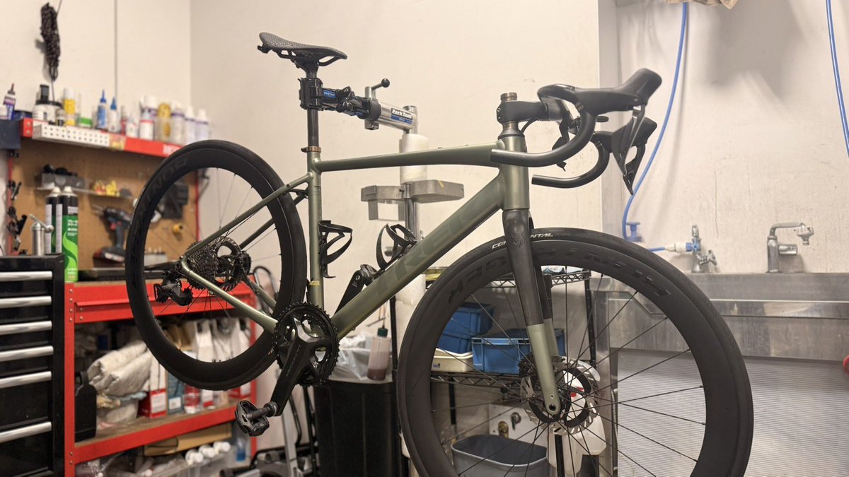 bachiroad's tweet photo. ショップから進捗が送られて来たけど画角が最高過ぎるしイケメンバイクすぎる(自画自賛)

#TREK #Domane https://t.co/PLilZ6su9T