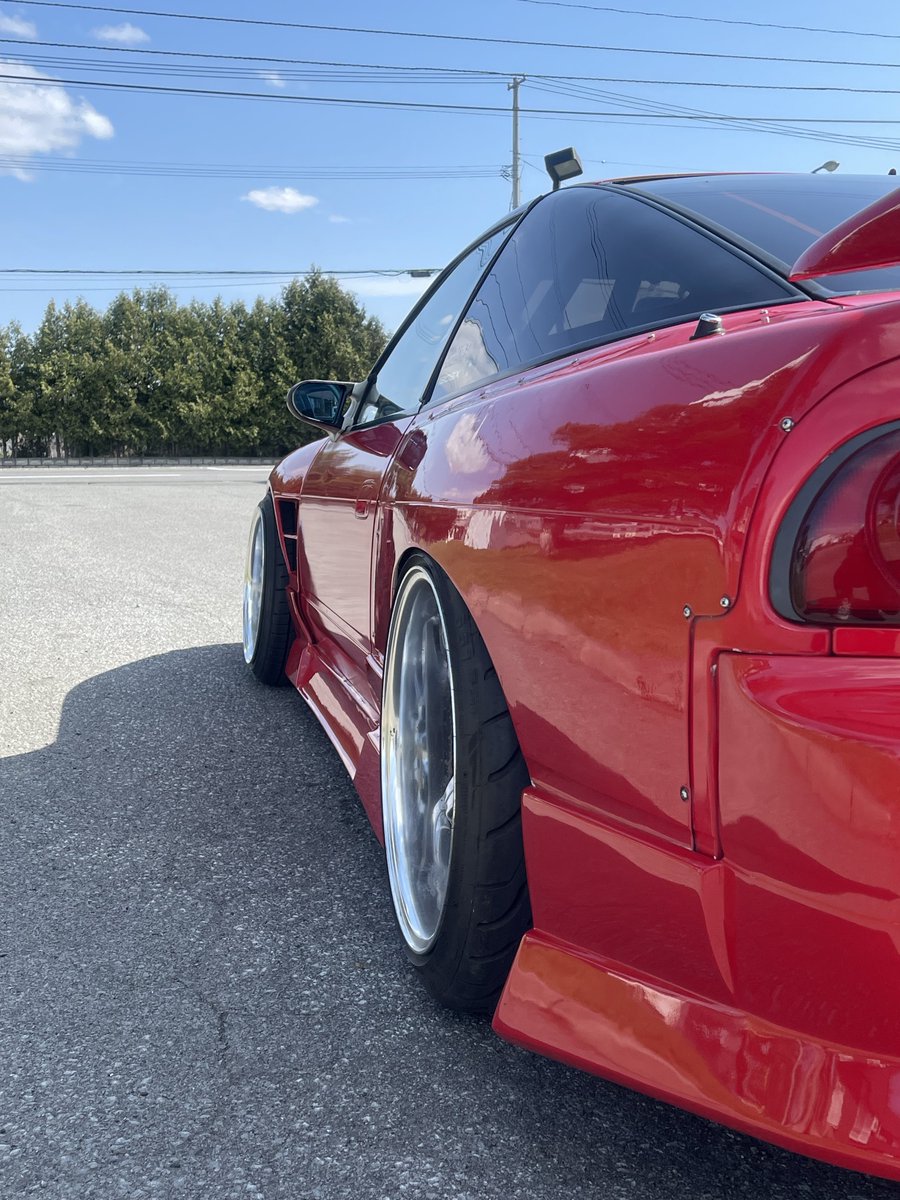 リアの車高を2.5センチ下げてブリスターのアーチを1.5センチ上げて5ミリスペーサーでツラを出した！
次はフロントを煮詰めましょう！👌
