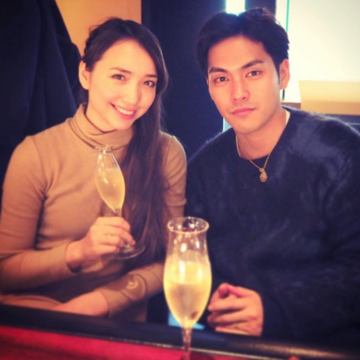nojiko_muse's tweet photo. 14歳でカンヌを制した天才子役・柳楽優弥。
華やかな経歴の裏に、15年以上続く尊すぎる家族愛があった。

17���で一目惚れした豊田エリーさんに
「結婚しよう！」と直球プロポーズ。
でも「まだ結婚できない年齢だよ」と法律で撃沈。
それでも2年後、19歳でリベンジ成功。20歳でパパに。

その後、カンヌの重圧と『誰も知らない』の呪縛で心が折れて暗黒期へ。
激太り、仕事激減、高校中退。
「やる意味がない」と引きこもる日々。
家族を養うため、時給1000円の洗車場でバイト。
周りが「元天才の没落」と囁く中、
妻・エリーさんだけは
「今の経験が、絶対に役者として生きるから」
と信じ続けた。
あの深みのある演技は、
どん底を支えてくれた人がいた時間ごと滲んでる。

今、15歳の娘さんからの評価は「100億満点」。
「困ったことがあればすぐに言ってね」と伝え続けて、
一番の味方でいてきたから。

家では毎日「この服かっこいい？」って
妻と娘に確認しまくる可愛いパパ。
でも、娘の挑戦は全力で背中を押す。
『ベイマックス』のヒロのモデルが自分だと知った時は、
当時4歳の娘に「バララララララ〜！」を全力で披露していたらしい。
世界に認められた俳優なのに、娘には全力で自慢した���ったんだと思う。

若い頃に支えてくれた人を、大人になってもずっと大事にして、
今は自分が娘の一番の味方でいる。
柳楽優弥の本当の凄みって、
演技だけじゃなく生き方までかっこいいところなんだと思う。