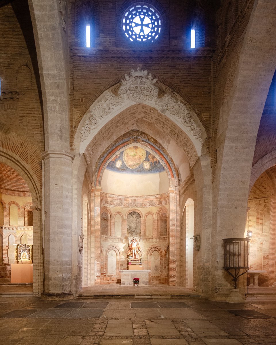 ZamoraSpain's tweet photo. La iglesia del Santo Sepulcro en Toro tiene su origen en el siglo XII, pero ha sufrido muchas reformas a lo largo de los siglos. Con tres naves y varias capillas, al norte conserva una torre original desmochada. https://t.co/mnKJuC4dxP