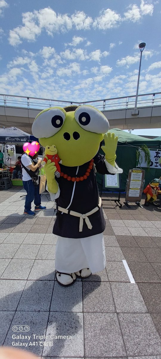 Depa99129587's tweet photo. 春日井カエルまつり🐸
今年も参加して来ました😆
可愛いブースばかりで
見てるだけでも心が和むぅフォトスポットらしき場所で
寝ていた🐸さんと添い寝(笑)😍そしてケロ盛😆👍
かえる🐸さんに声を
掛けさせて貰って 手盛り😊
お土産まで頂いて
有り難うございました🙇 https://t.co/7roIgCpU32
