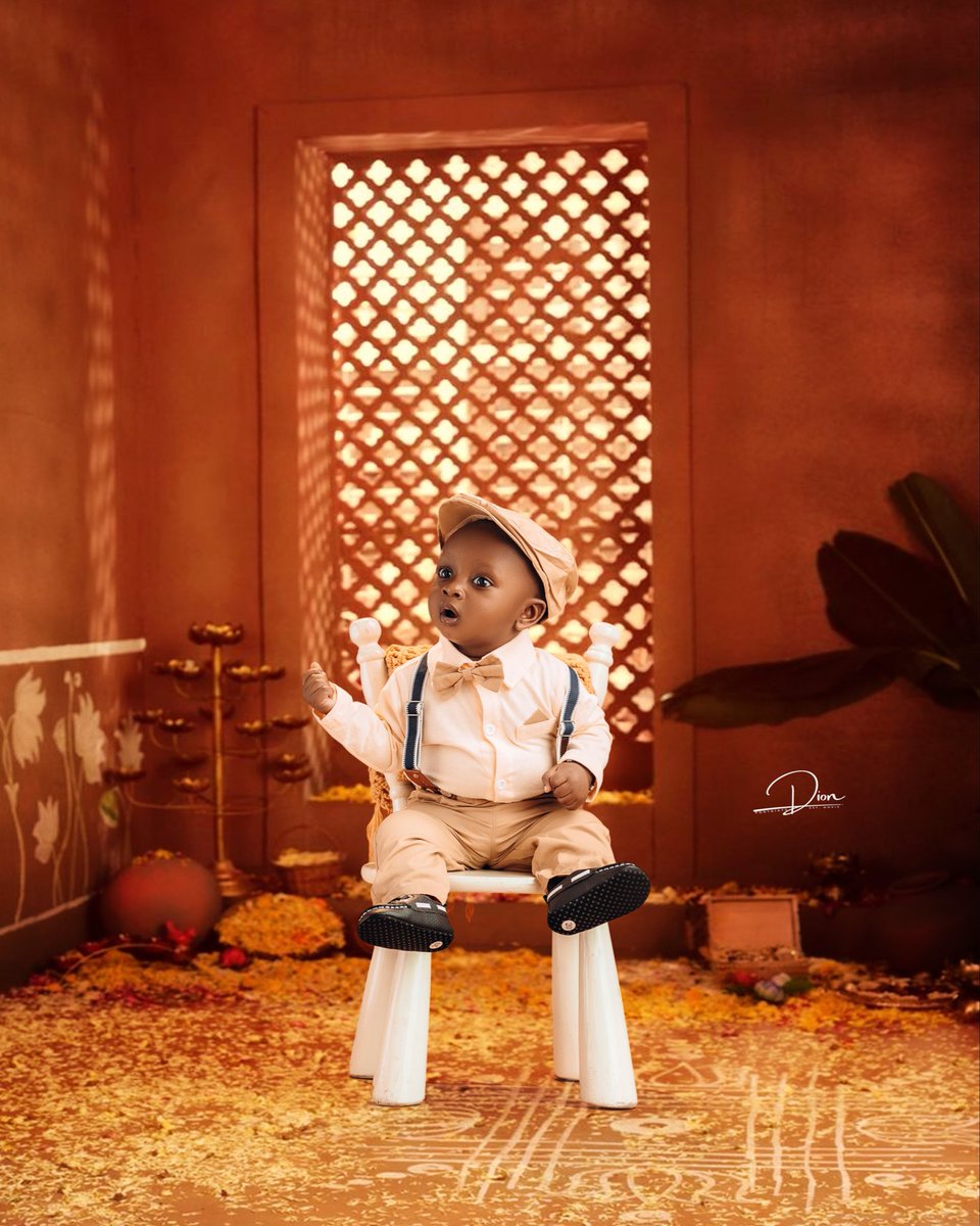 Dion_Portraits's tweet image. Six months wrapped in laughter and grace,
Joy now dances upon your face.
From silent naps to playful cheer,
You’ve painted love in half a year. 

Davian || Six months 

Photography: @dionportraits_kiddies 

#newborn #newbornphotography #kidsphotoshoot #naijakidsaccessories