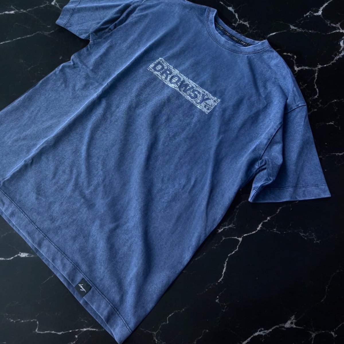 drowsy_official's tweet photo. drowsy.. in navy.
Timeless as always.
掠れロゴ×ヴィンテージ加工
数量限定
#drowsy #ストリートファッション #Tシャツ https://t.co/0OPynFsZ0u