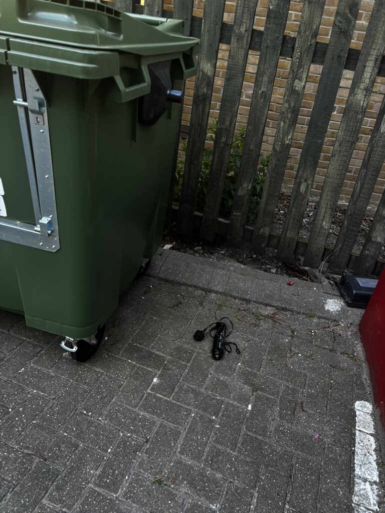 alecrian's tweet photo. i was gettin ready for work n i just get a knock at my door from my flatmate sayin they almost set our flat on fire bc our blender just went up in smoke😭😭 
rip my stick blender https://t.co/xZdl7DR86D