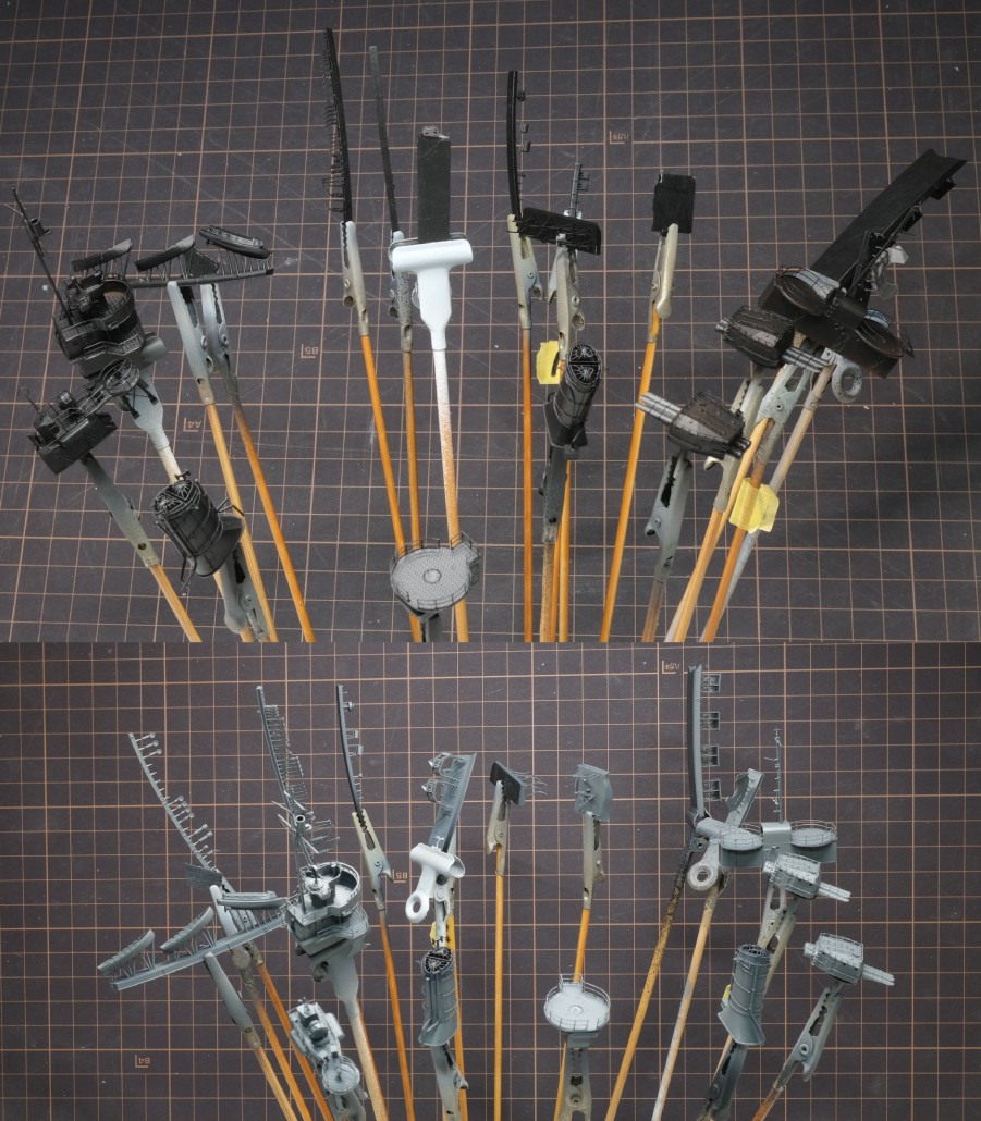 軍艦色塗装
今回はレジン船体、黒と橙の3DP部品、白のプラ板、金色の真鍮と色とりどりなので、一旦黒サフを吹いてから、軍艦色を塗装。
黒立ち上げとなるので、軍艦色は少し明るめのグレーを調色しました。(赤味も加えている)
PEは既にプラサフを吹いているので、黒サフはパスします。