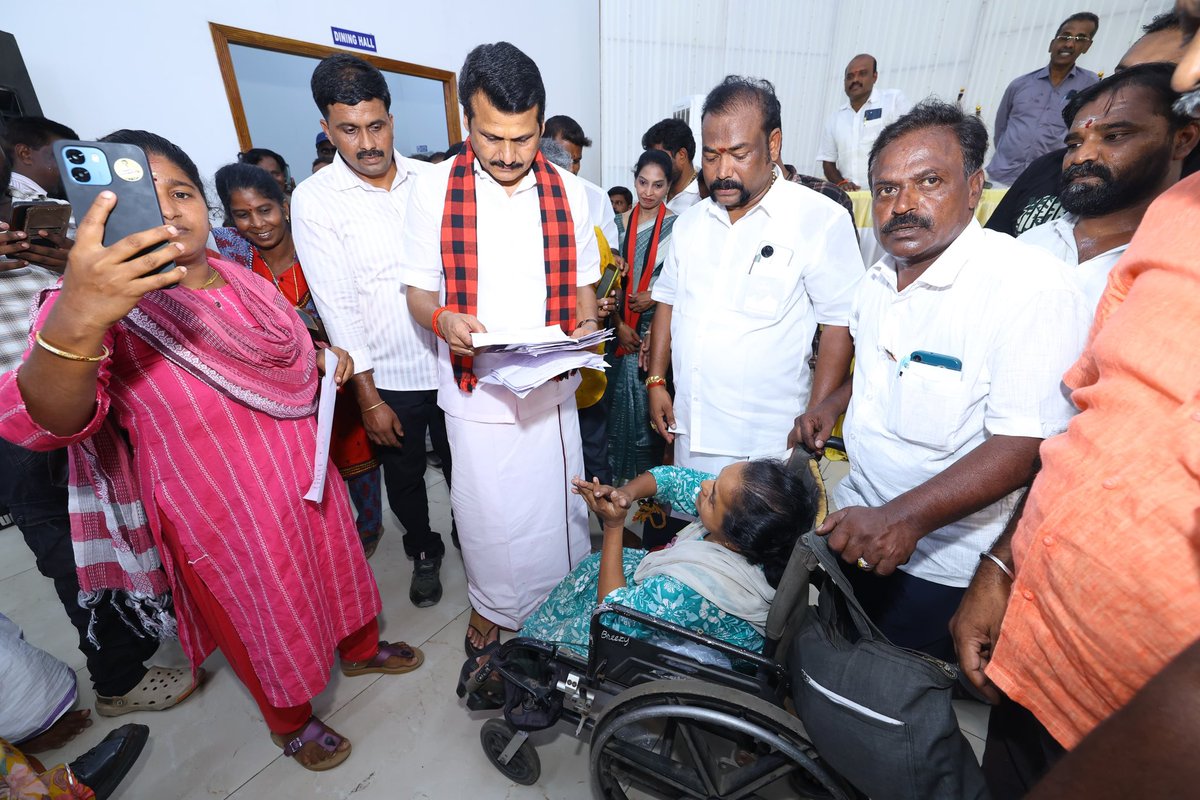 V_Senthilbalaji's tweet photo. எதையும் மாற்றும் திறனாளிகளுடன் ஒரு நெகிழ்வான சந்திப்பு.. வெல்வோம் ஒன்றாக 🖤❤️ https://t.co/EDbEar9ogB