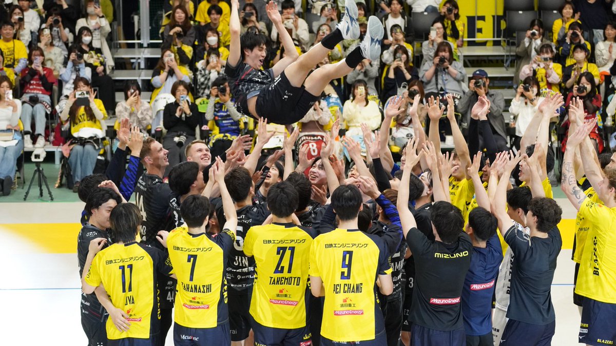 古賀さんの胴上げ最後上げすぎて完全に浮いてた🫧
退団選手の挨拶だけでなくみんな集まって胴上げ、集合写真までさせてくれたブレイザーズの寛大さ素晴らしすぎる🙏BIG謝謝🫶