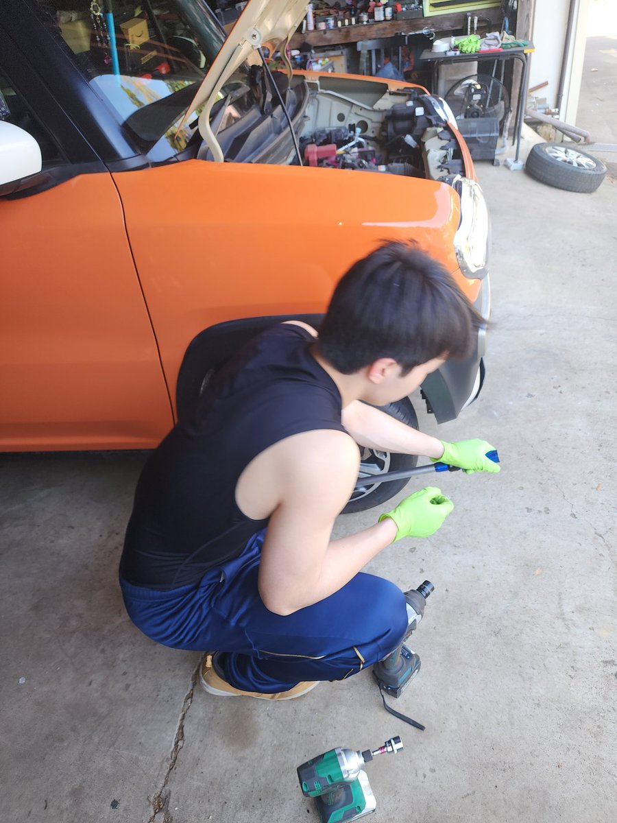 arusuke7's tweet photo. 免許を取ったからには自分でやりな！
ってことで息子にエンジンオイル交換とタイヤ交換の初心者🔰講習会😆 https://t.co/kLxvSTyyh8