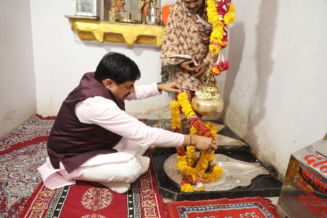 CMMadhyaPradesh's tweet image. मुख्यमंत्री डॉ. मोहन यादव ने आज इंदौर में भगवान परशुराम जी की जन्म स्थली जानापाव पहुंचकर पूजा-अर्चना की एवं प्रदेश की खुशहाली व समृद्धि के लिए कामना की।

@DrMohanYadav51 #CMMadhyaPradesh #MadhyaPradesh #Ujjain