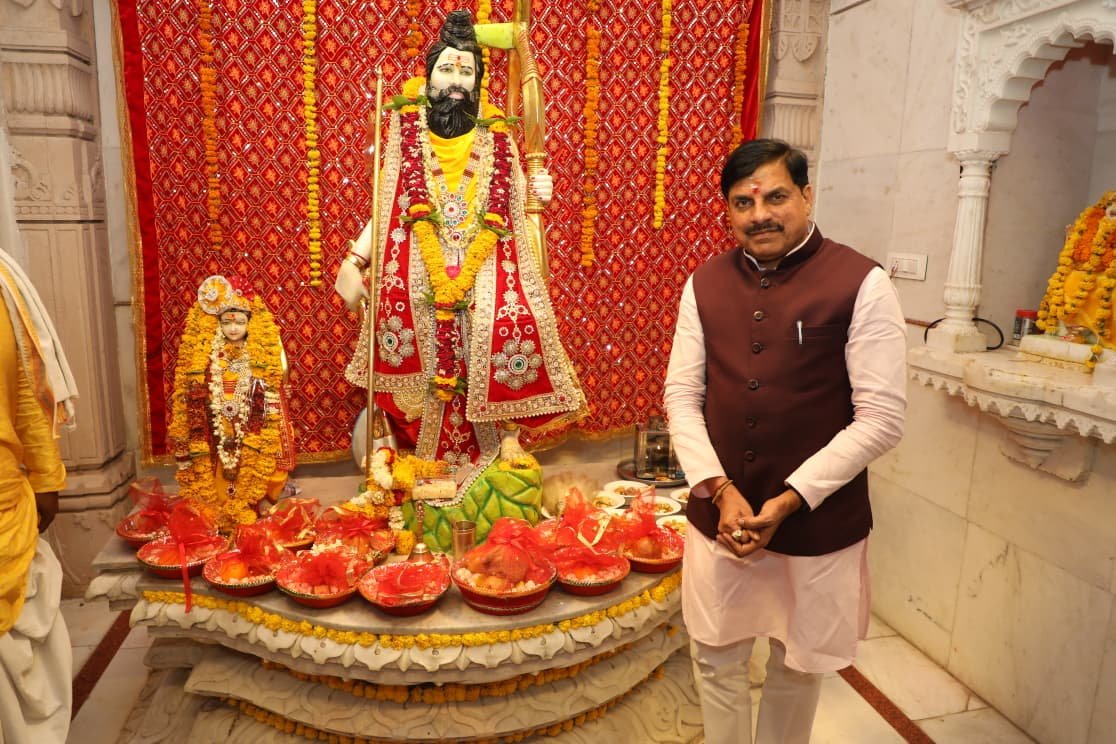 CMMadhyaPradesh's tweet image. मुख्यमंत्री डॉ. मोहन यादव ने आज इंदौर में भगवान परशुराम जी की जन्म स्थली जानापाव पहुंचकर पूजा-अर्चना की एवं प्रदेश की खुशहाली व समृद्धि के लिए कामना की।

@DrMohanYadav51 #CMMadhyaPradesh #MadhyaPradesh #Ujjain