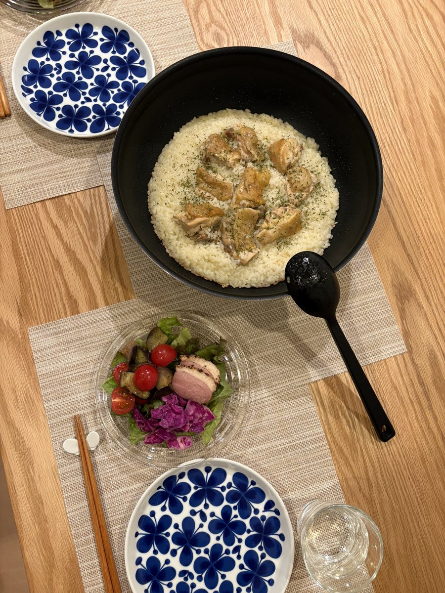 日曜日🍴フライパン🥘パエリア！ポッカレモンにしちゃったけど、次は生レモン買おう🍋とにかく簡単で美味しいので、定番メニュー入り決定👩‍🍳💛 #おうちごはん #おうちパエリア