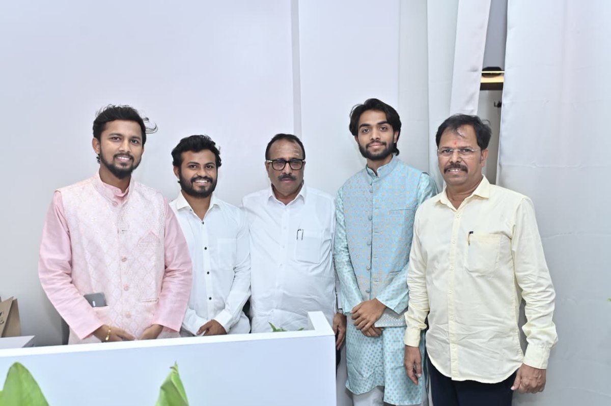 save_atul's tweet image. 'द ब्रँड्स प्लाझा शोरूम'चे उद्घाटन एन-५ येथे करण्यात आले.. विविध प्रकारचे आकर्षक आणि दर्जेदार कपडे एकाच ठिकाणी उपलब्ध करून देणारे हे शोरूम ग्राहकांसाठी एक उत्तम पर्याय ठरणार आहे..

#उद्घाटन #Showroom #Brands