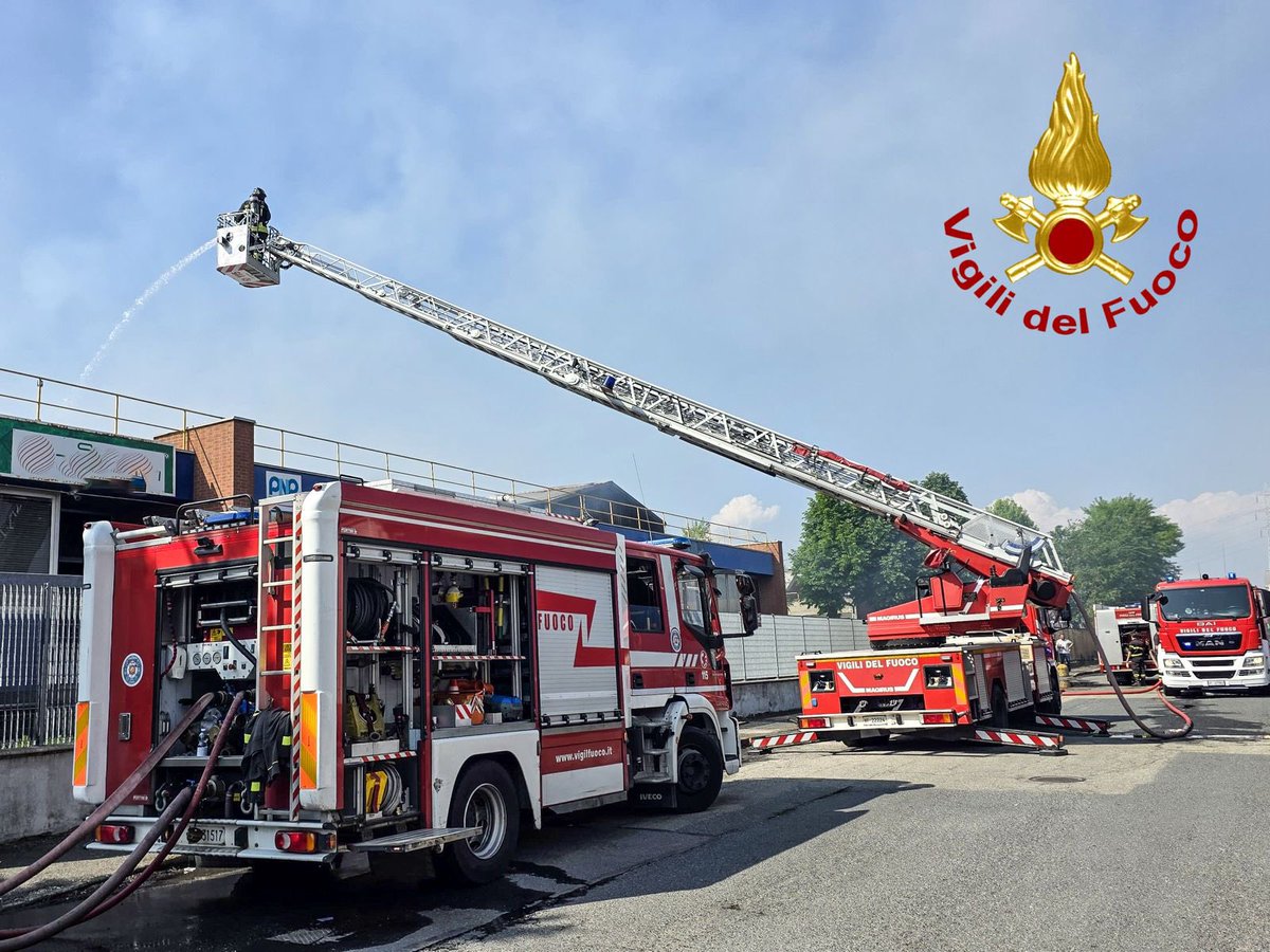 vigilidelfuoco's tweet image. #Torino, #incendio ditta trasporti a Beinasco: fiamme confinate e sotto controllo, escluso il coinvolgimento di persone. Dal mattino impegnati 46 #vigilidelfuoco, in corso lo spegnimento degli ultimi focolai e le operazioni di bonifica [#19aprile 18:00]