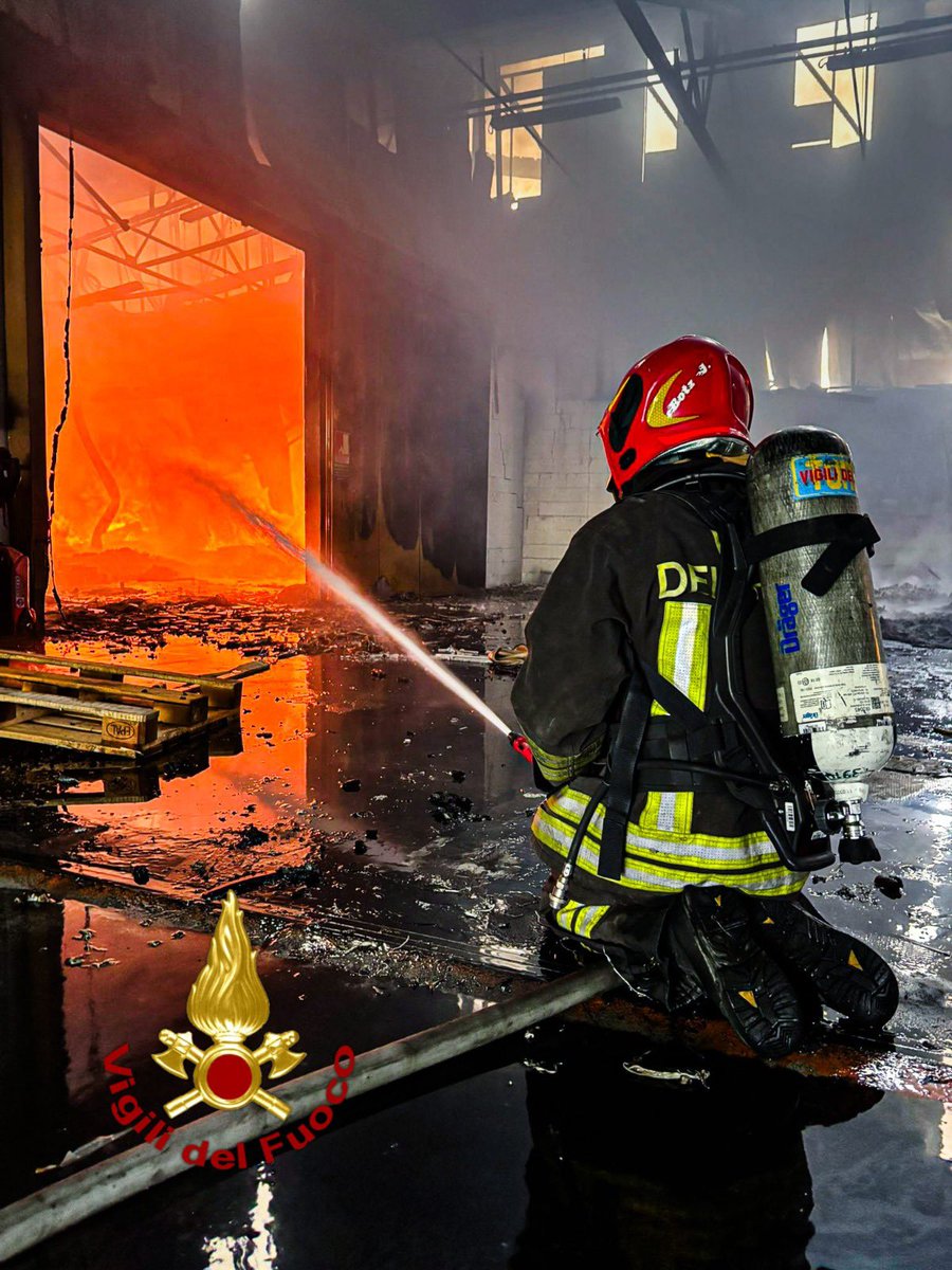 vigilidelfuoco's tweet image. #Torino, #incendio ditta trasporti a Beinasco: fiamme confinate e sotto controllo, escluso il coinvolgimento di persone. Dal mattino impegnati 46 #vigilidelfuoco, in corso lo spegnimento degli ultimi focolai e le operazioni di bonifica [#19aprile 18:00]