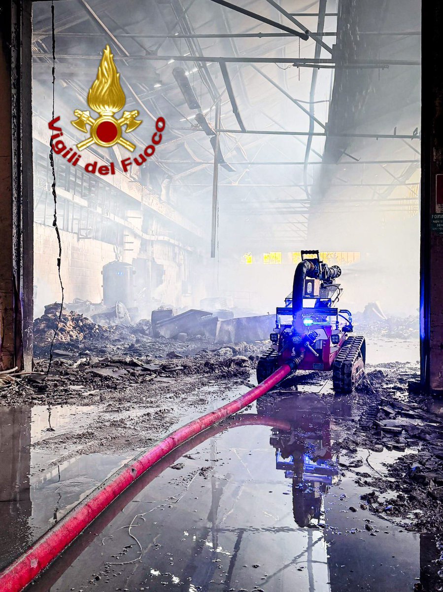 vigilidelfuoco's tweet image. #Torino, #incendio ditta trasporti a Beinasco: fiamme confinate e sotto controllo, escluso il coinvolgimento di persone. Dal mattino impegnati 46 #vigilidelfuoco, in corso lo spegnimento degli ultimi focolai e le operazioni di bonifica [#19aprile 18:00]