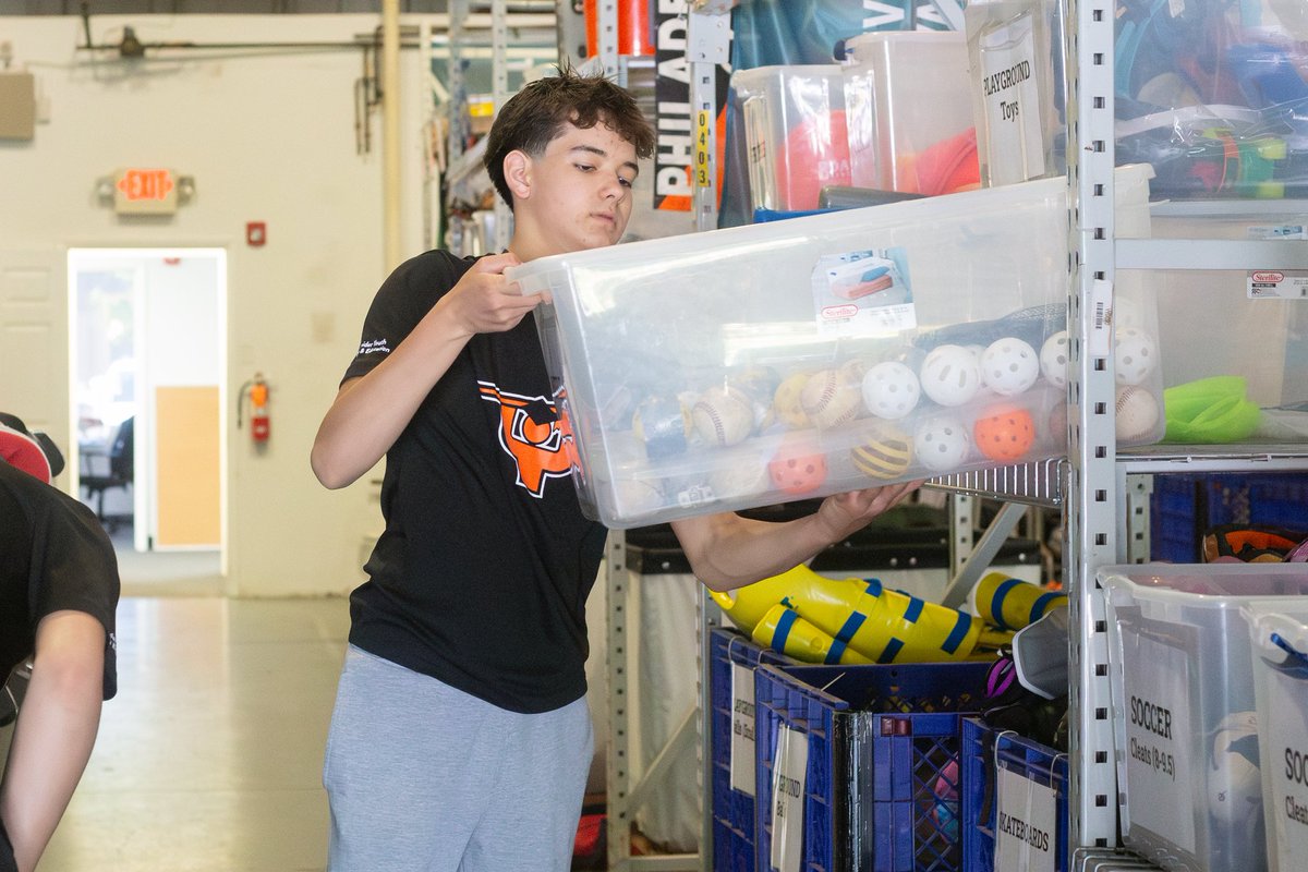 SniderHockey's tweet photo. #SniderHockey &amp; Education high school students spend yesterday volunteering their time with @LPFsports in recognition of Earth Day! Our student-athletes spent the day organizing sports equipment for LPT. Thank you for making a difference today! https://t.co/Xy8HyascBg