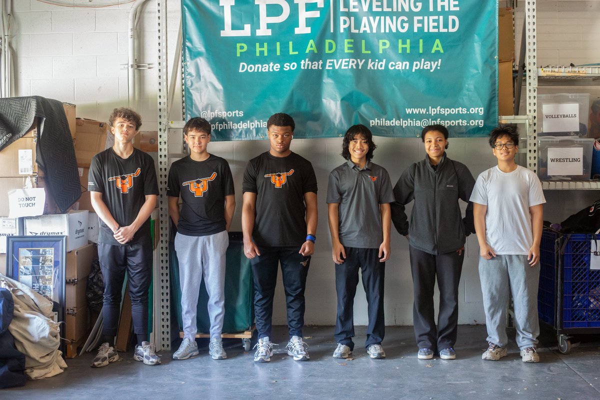 SniderHockey's tweet photo. #SniderHockey &amp; Education high school students spend yesterday volunteering their time with @LPFsports in recognition of Earth Day! Our student-athletes spent the day organizing sports equipment for LPT. Thank you for making a difference today! https://t.co/Xy8HyascBg