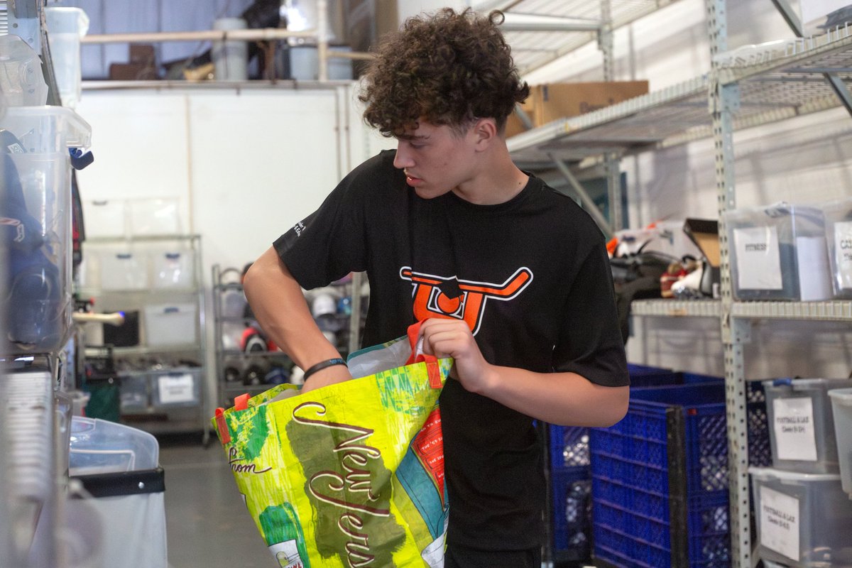 SniderHockey's tweet photo. #SniderHockey &amp; Education high school students spend yesterday volunteering their time with @LPFsports in recognition of Earth Day! Our student-athletes spent the day organizing sports equipment for LPT. Thank you for making a difference today! https://t.co/Xy8HyascBg