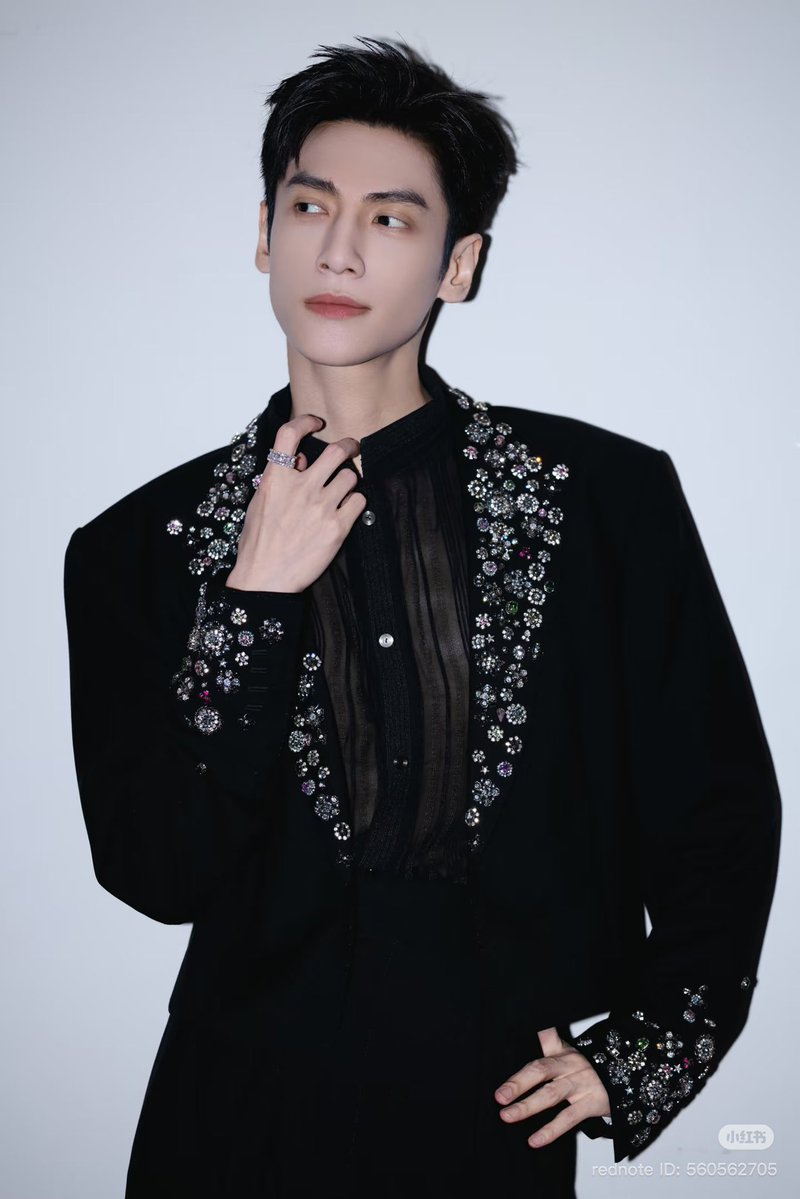 260419 #หลัวอวิ๋นซี Xiaohongshu: 

[แปลแคปชั่น]
“ท่าโพสถ่ายรูปครั้งนี้ คือ 4512 ✌🏻”

และมีกระต่ายไปคอมเมนต์ถามพี่ซีใน Wb ว่า : “พี่คะ 4512 หมายถึงอะไรเหรอคะ?”
พี่ซีตอบว่า “ท่าทางของมือเวลาถ่ายรูปครับ”

xhslink.com/o/9O30ybSFUvW
#罗云熙 #LuoYunxi #หลัวอวิ๋นซี