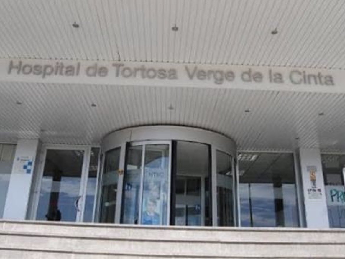 Un marroquí de 17 años, apuñala con un cuchillo que llevaba escondido en el pantalón, a un Mosso fuera de servicio que quiso mediar entre el marroquí y 2 mujeres que se estaban peleando en la calle en Roquetes (Tarragona).
El Mosso ha ingresado grave en el Hospital de Tortosa🤦‍♂️