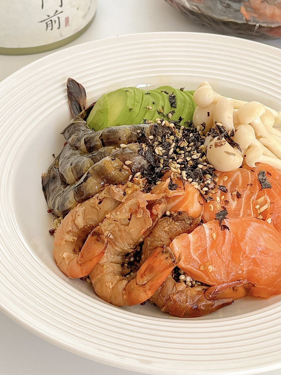 rajdeepsonkar9's tweet image. "Swap heavy meals for this light u0026 satisfying salmon bowl! Grilled salmon + quinoa + roasted veggies = protein, fiber, u0026 omega-3s to fuel your day without extra calories. Perfect for lunch—easy to prep, better to enjoy!  #减脂餐 #HealthyEating"