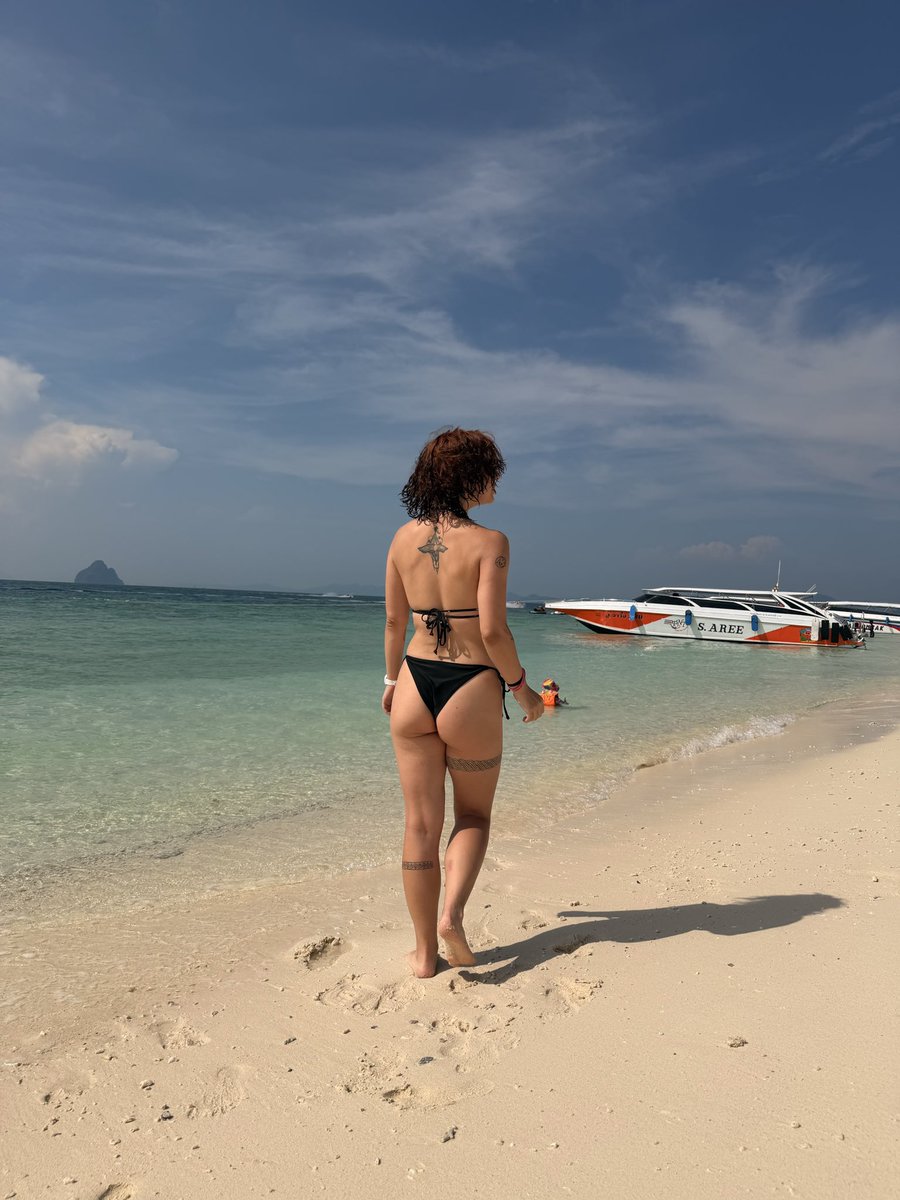 Kikimore_queen's tweet image. choose your vantage point

#bikini #beach